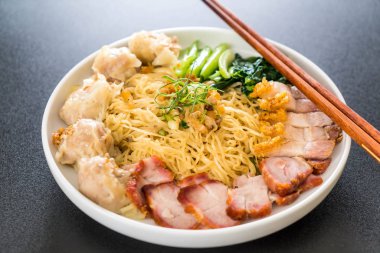 Yumurta noodle kırmızı kızarmış domuz, gevrek domuz eti, köfte ve çorba ile 