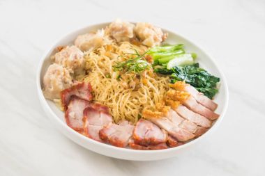 Yumurta noodle kırmızı kızarmış domuz, gevrek domuz eti, köfte ve çorba ile 