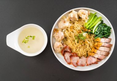 Yumurta noodle kırmızı kızarmış domuz, gevrek domuz eti, köfte ve çorba ile 