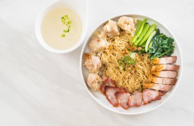 Yumurta noodle kırmızı kızarmış domuz, gevrek domuz eti, köfte ve çorba ile 