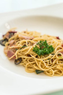 pastırma ve sarımsak ile tavada kızartılmış spagetti 