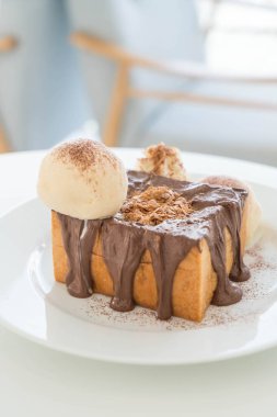 Bal tost vanilyalı dondurma ve çikolata ile