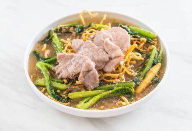 Çin brokoli ve domuz eti gevrek yumurta noodles