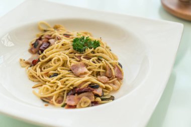 pastırma ve sarımsak ile tavada kızartılmış spagetti 