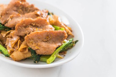 soya sosu ve domuz kızarmış noodle 