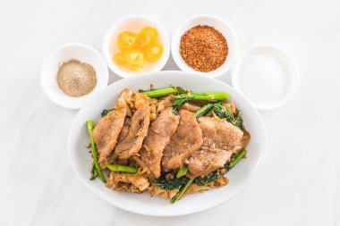 soya sosu ve domuz kızarmış noodle 