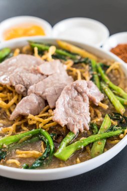 Çin brokoli ve domuz eti gevrek yumurta noodles