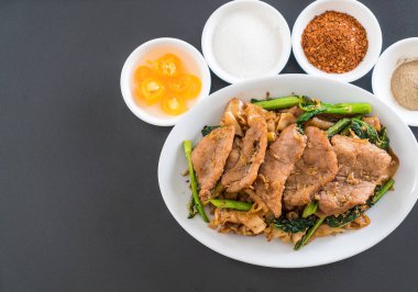 soya sosu ve domuz kızarmış noodle 