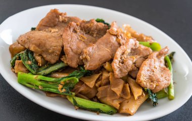 soya sosu ve domuz kızarmış noodle 