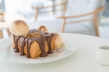 Bal tost vanilyalı dondurma ve çikolata ile