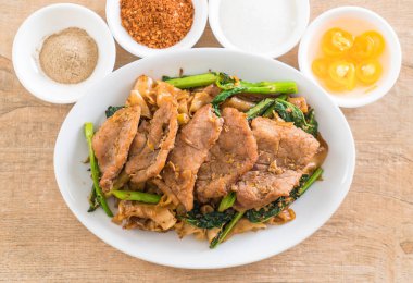 soya sosu ve domuz kızarmış noodle 