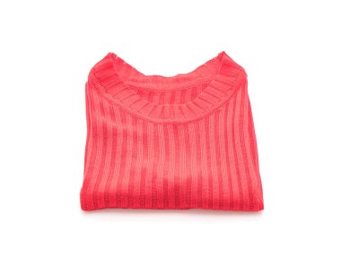 kırmızı t-shirt üzerine beyaz katlanmış