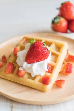 ahşap üzerine çilek ile waffle