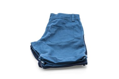 beyaz üzerine kısa pantolon