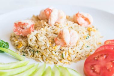 Kızarmış pirinç ve karides.