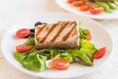 Tuna biftek salatası ile