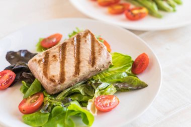 Tuna biftek salatası ile