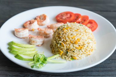 Kızarmış pirinç ve karides.