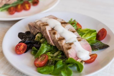 Tuna biftek salatası ile