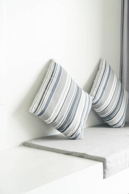 Oturma odasında kanepe dekorasyon güzel yastık 