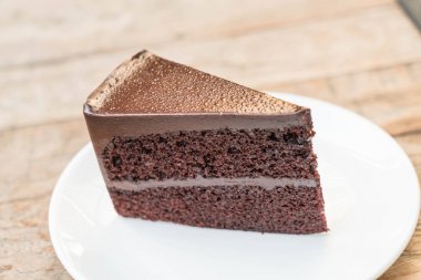 Çikolatalı pasta plaka üzerinde