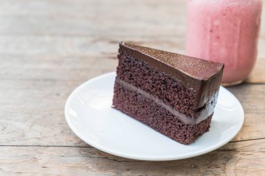 Çikolatalı pasta plaka üzerinde