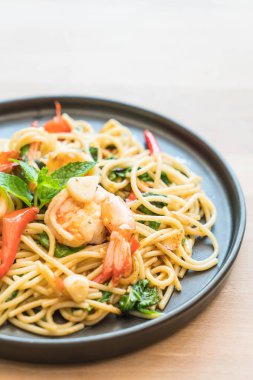 karides tavada kızartılmış acılı spagetti 
