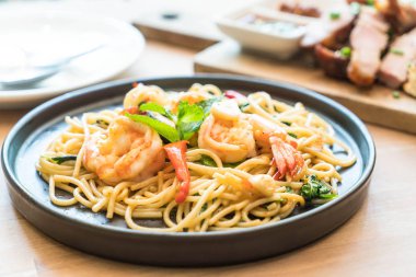 karides tavada kızartılmış acılı spagetti 