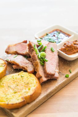 sarımsaklı ekmek ile kömür haşlanmış domuz eti boyun