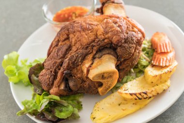 Gevrek domuz knuckle veya Alman domuz Hocks