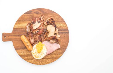 ahşap plaka üzerinde ızgara biftek mix