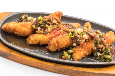 Kızarmış Balık sopa baharatlı sos ile