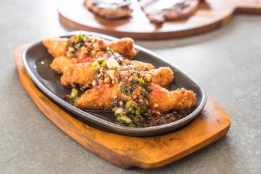 Kızarmış Balık sopa baharatlı sos ile