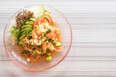 Baharatlı somon salata