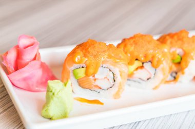Somon suşi roll