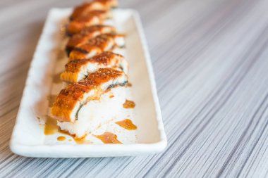 yılan balığı (unagi suşi)