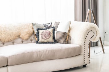 Kanepe üzerinde güzel yastık