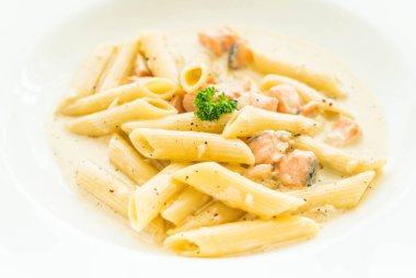Penne carbonara makarna somon ile