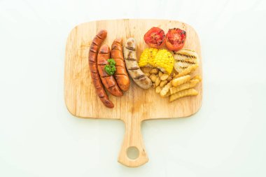 ızgara sosis mix sebze ve patates kızartması ile