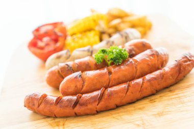 ızgara sosis mix sebze ve patates kızartması ile