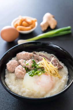 domuz eti ve yumurta ile pirinç lapası