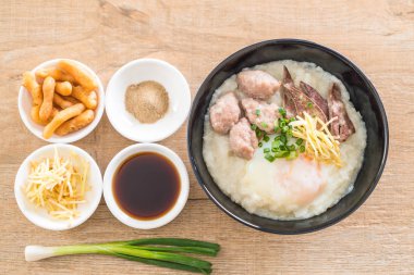 domuz eti ve yumurta ile pirinç lapası