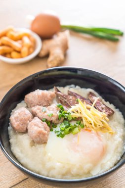 domuz eti ve yumurta ile pirinç lapası