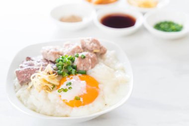 domuz eti ve yumurta ile pirinç lapası