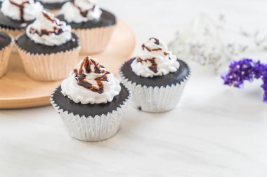 krem şanti ile çikolatalı kek