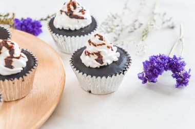 krem şanti ile çikolatalı kek