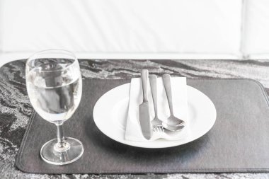 yemek masada boş levha