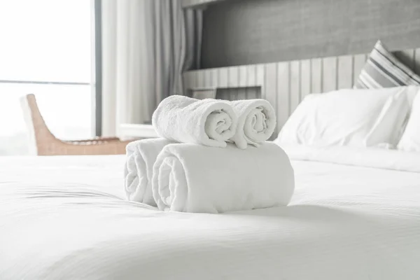 在卧室内床上装饰上的白毛巾 — 图库照片