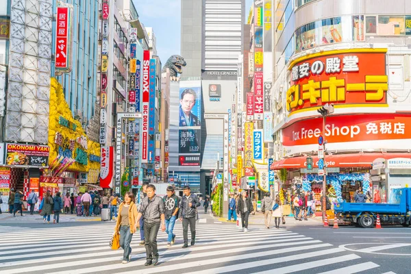 Tokyo, Japonya - 2016 Kasım 17: Shinjuku Tokyo'nın busine biridir