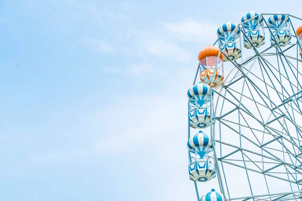 Roue ferris avec ciel bleu — Photo